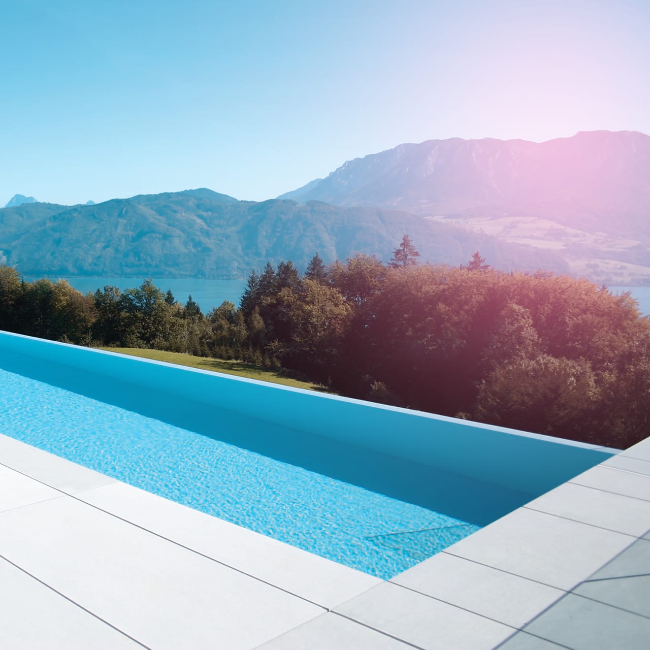 Infinity-Betonpool mit traumhafter Aussicht auf Bergkulisse